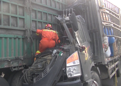 高速悲劇 夫妻養蜂車追尾半掛車，駕駛室被撞成連體，女子不幸身亡